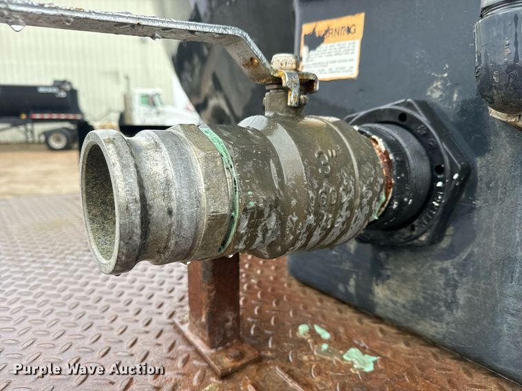 image for item MS9957 1998 International  2574 tank truck