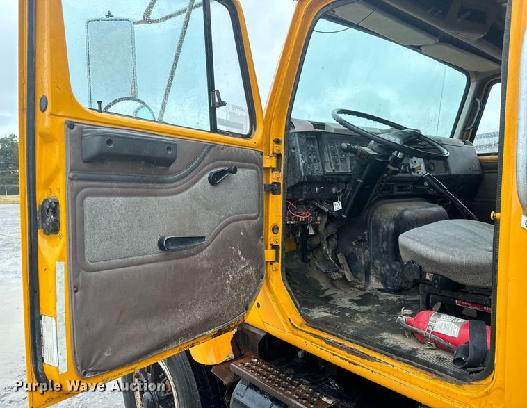 image for item MS9957 1998 International  2574 tank truck