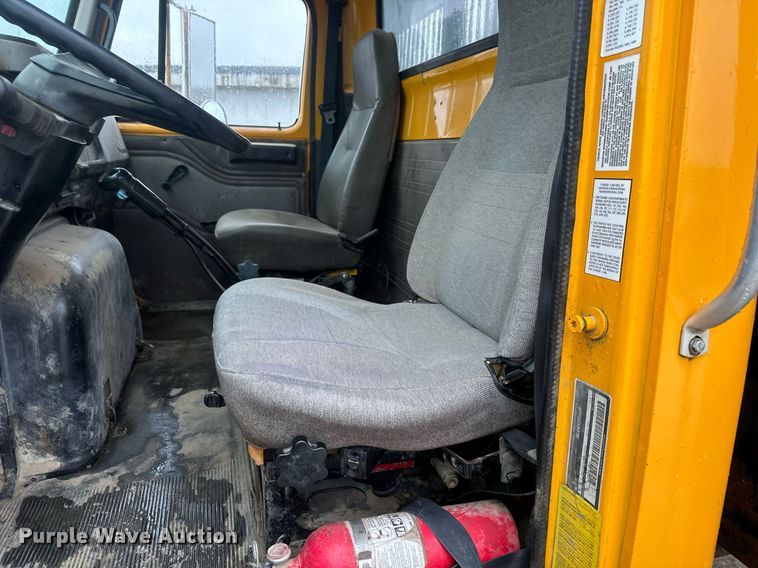 image for item MS9957 1998 International  2574 tank truck