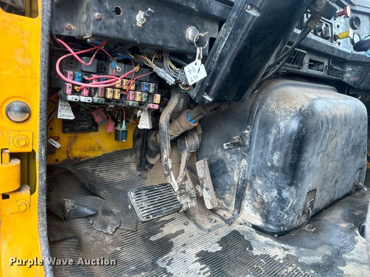 image for item MS9957 1998 International  2574 tank truck