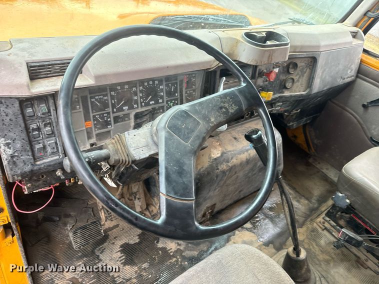 image for item MS9957 1998 International  2574 tank truck