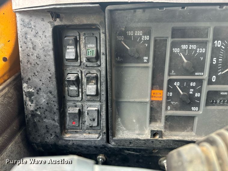 image for item MS9957 1998 International  2574 tank truck