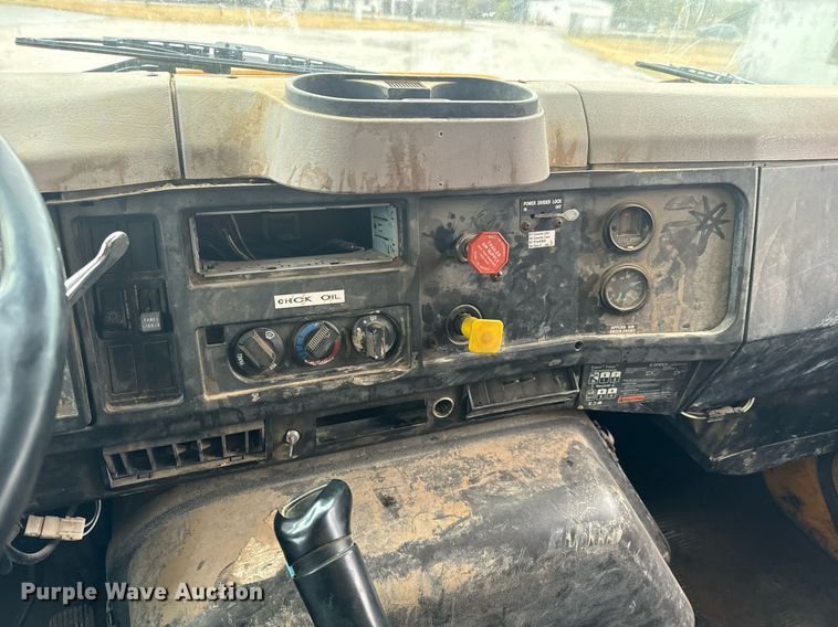 image for item MS9957 1998 International  2574 tank truck