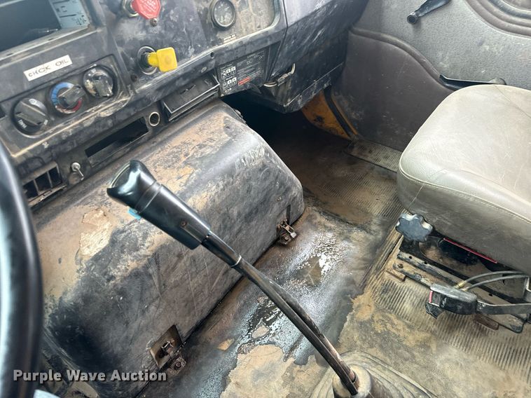 image for item MS9957 1998 International  2574 tank truck