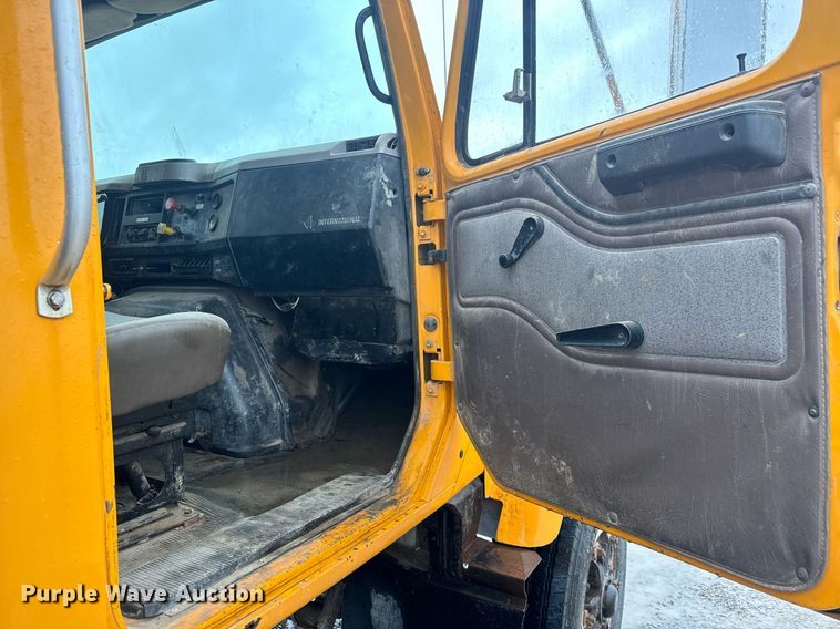 image for item MS9957 1998 International  2574 tank truck