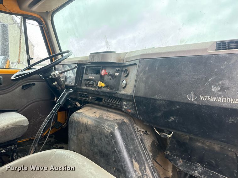 image for item MS9957 1998 International  2574 tank truck