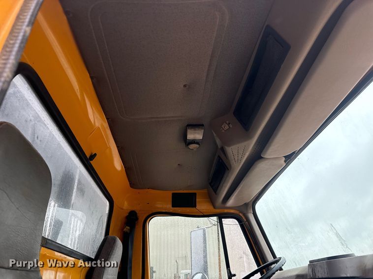 image for item MS9957 1998 International  2574 tank truck