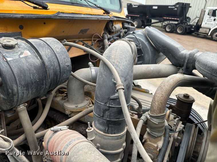 image for item MS9957 1998 International  2574 tank truck