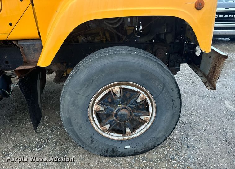 image for item MS9957 1998 International  2574 tank truck