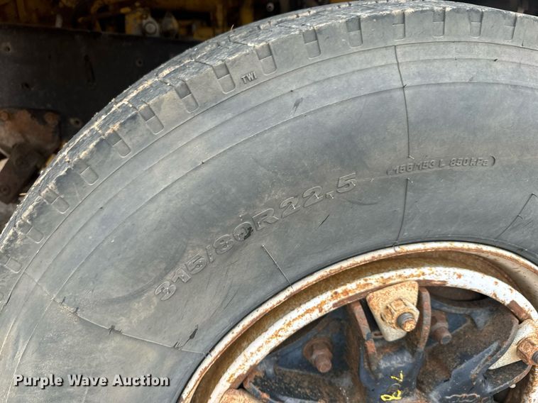 image for item MS9957 1998 International  2574 tank truck