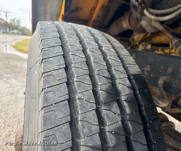 image for item MS9957 1998 International  2574 tank truck