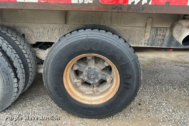 image for item MS9957 1998 International  2574 tank truck