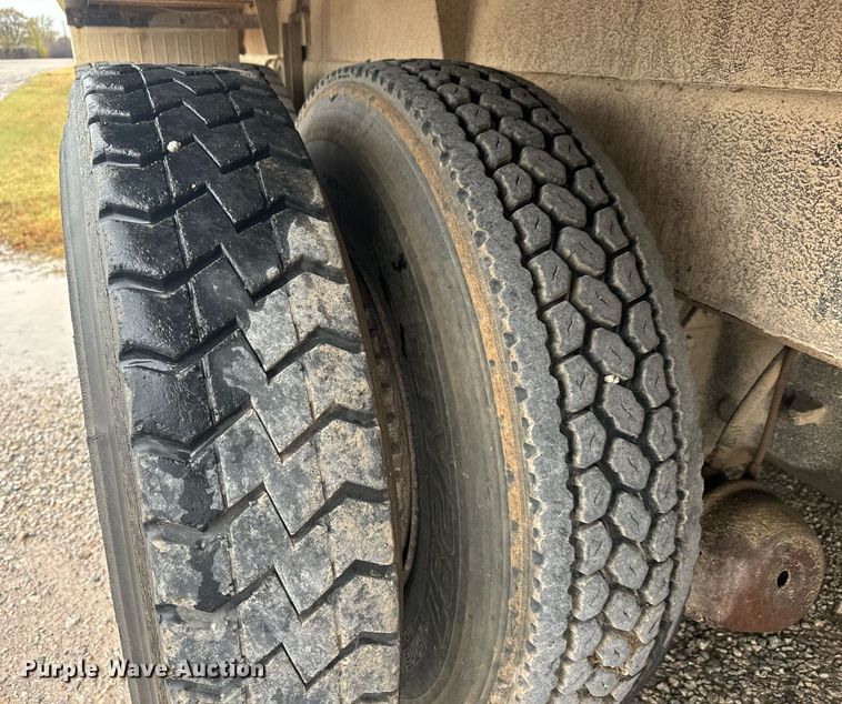 image for item MS9957 1998 International  2574 tank truck