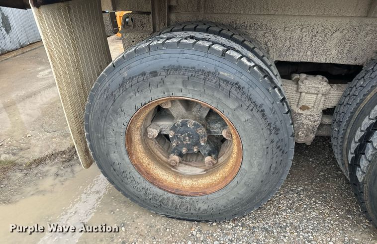 image for item MS9957 1998 International  2574 tank truck