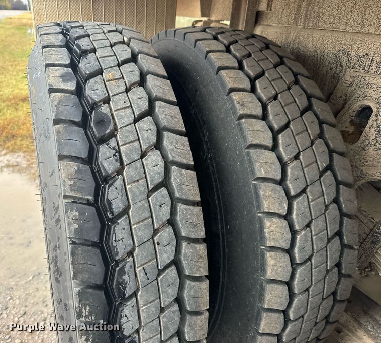 image for item MS9957 1998 International  2574 tank truck