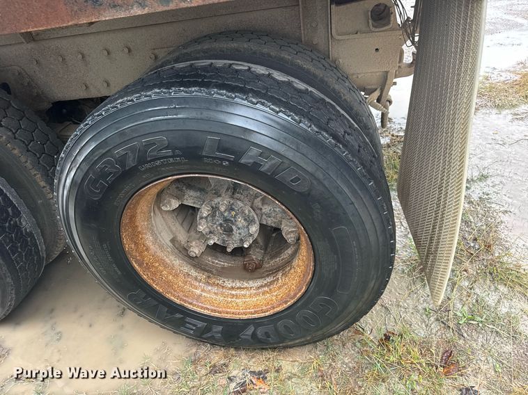 image for item MS9957 1998 International  2574 tank truck