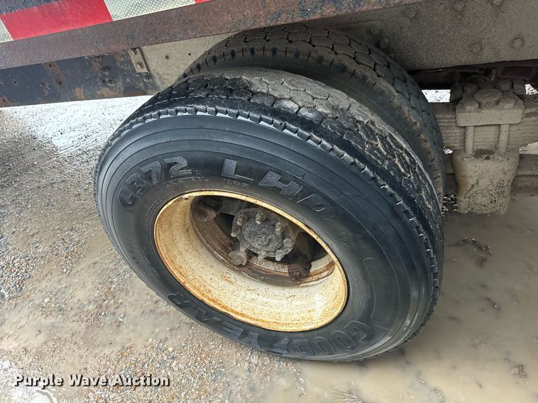 image for item MS9957 1998 International  2574 tank truck