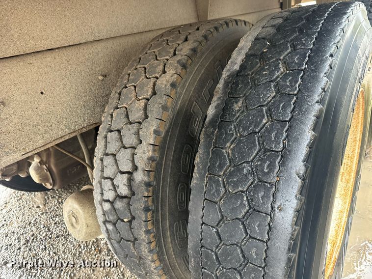 image for item MS9957 1998 International  2574 tank truck