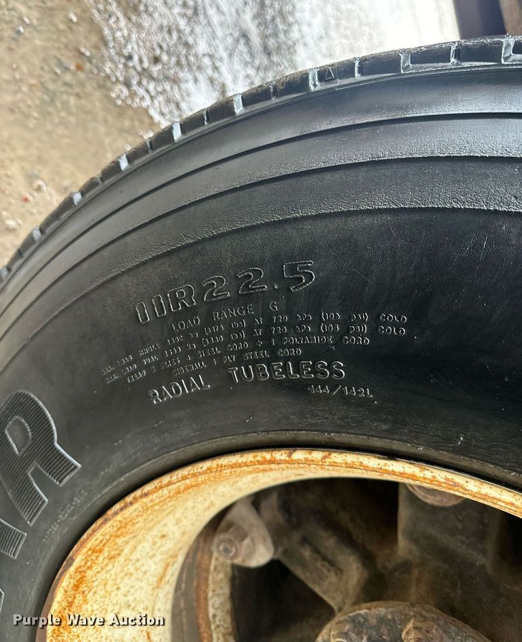 image for item MS9957 1998 International  2574 tank truck