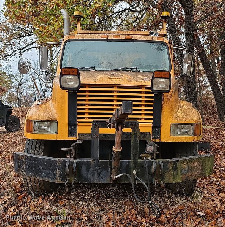 image for item OJ9063 2002 International 4900 dump truck