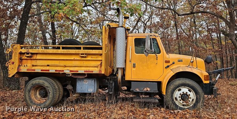 image for item OJ9063 2002 International 4900 dump truck