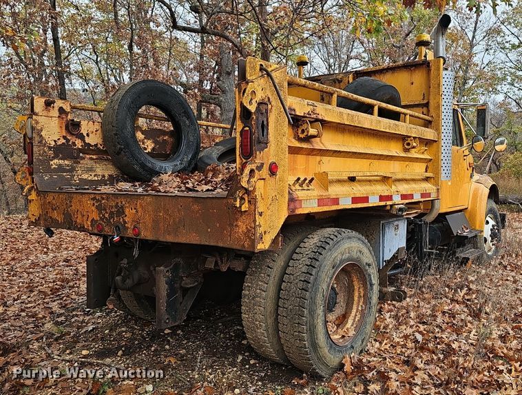 image for item OJ9063 2002 International 4900 dump truck