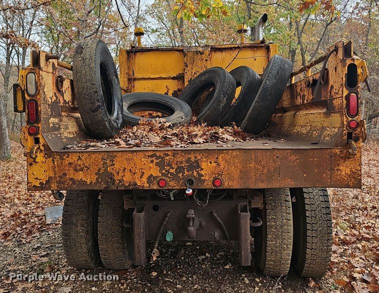 image for item OJ9063 2002 International 4900 dump truck