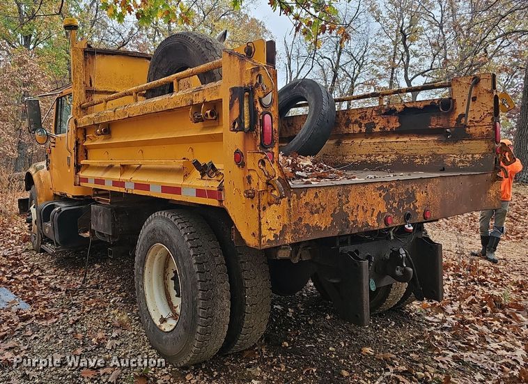image for item OJ9063 2002 International 4900 dump truck