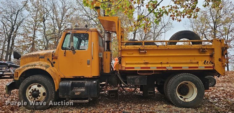 image for item OJ9063 2002 International 4900 dump truck