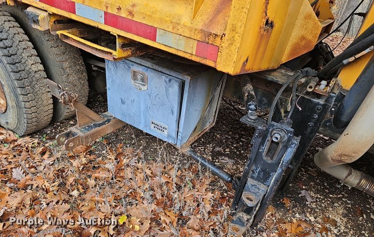 image for item OJ9063 2002 International 4900 dump truck