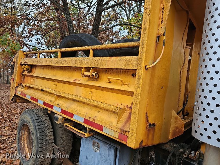 image for item OJ9063 2002 International 4900 dump truck