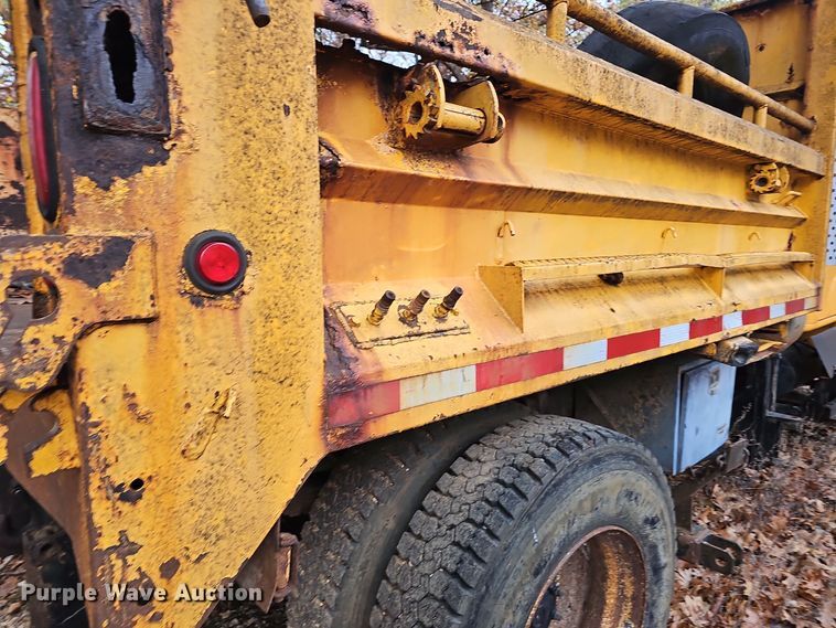 image for item OJ9063 2002 International 4900 dump truck