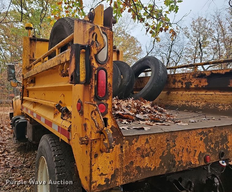 image for item OJ9063 2002 International 4900 dump truck