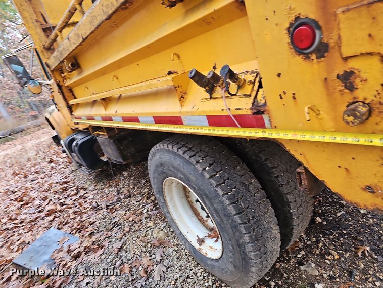 image for item OJ9063 2002 International 4900 dump truck