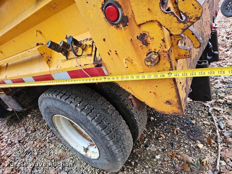 image for item OJ9063 2002 International 4900 dump truck