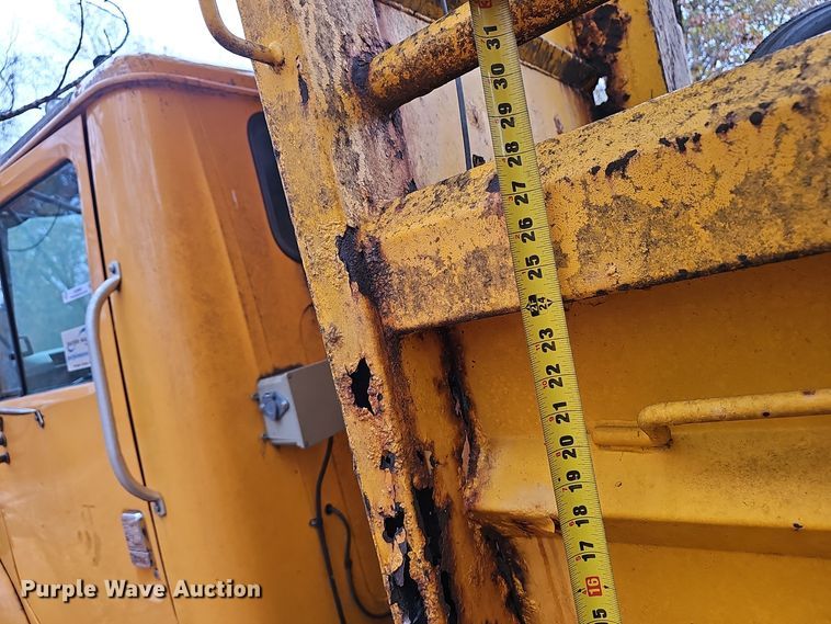 image for item OJ9063 2002 International 4900 dump truck