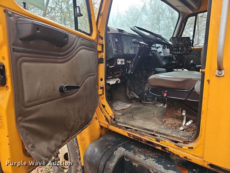 image for item OJ9063 2002 International 4900 dump truck