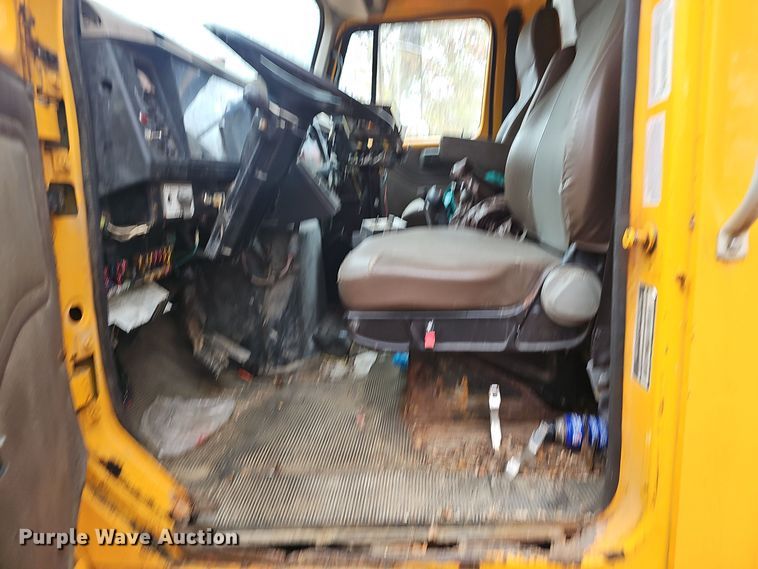 image for item OJ9063 2002 International 4900 dump truck