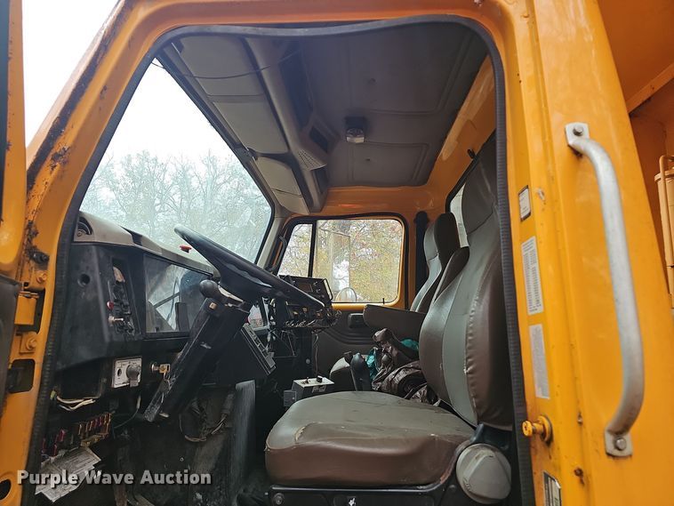 image for item OJ9063 2002 International 4900 dump truck