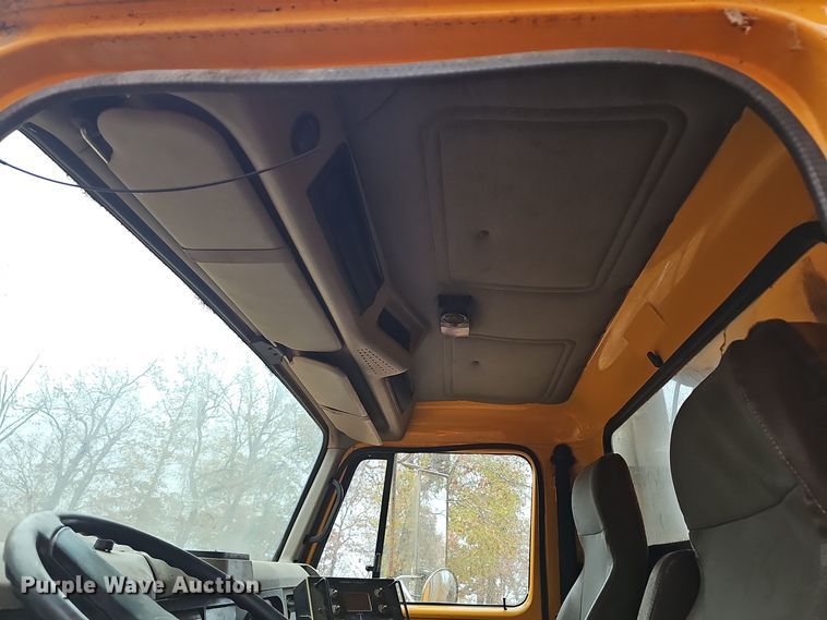 image for item OJ9063 2002 International 4900 dump truck