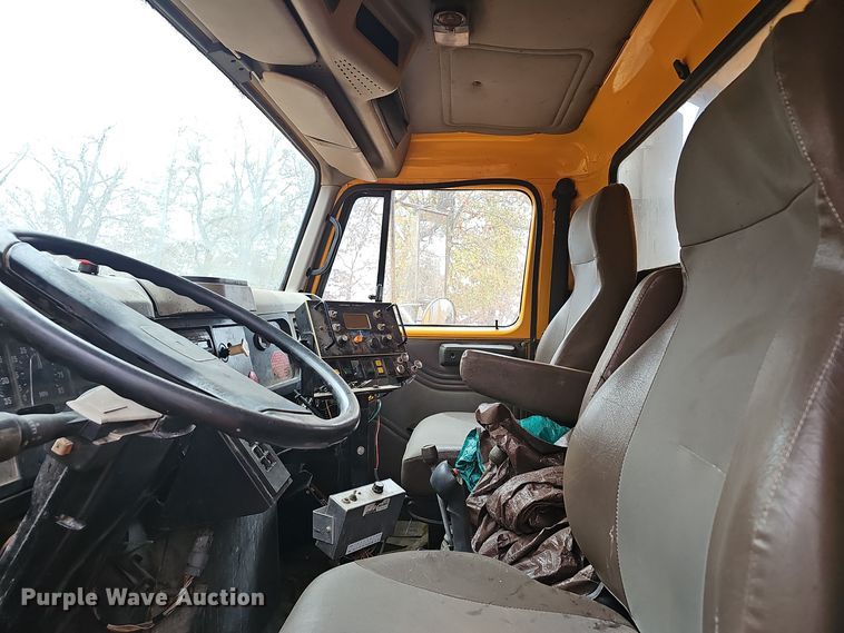 image for item OJ9063 2002 International 4900 dump truck