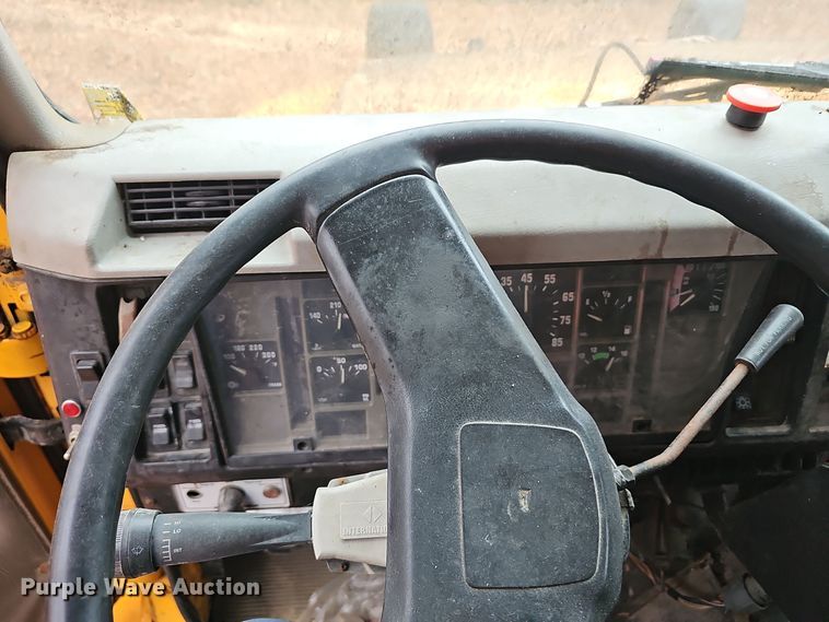 image for item OJ9063 2002 International 4900 dump truck