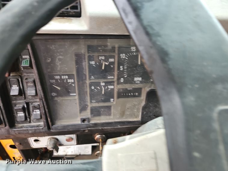 image for item OJ9063 2002 International 4900 dump truck