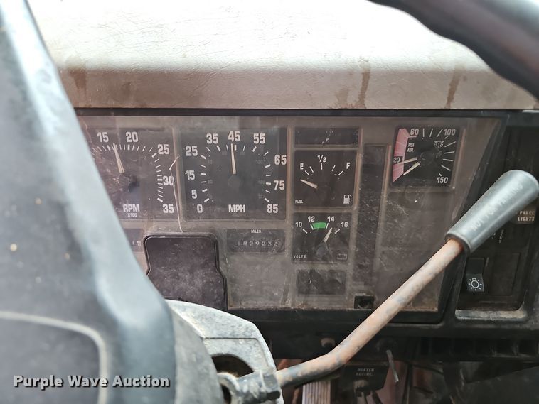 image for item OJ9063 2002 International 4900 dump truck