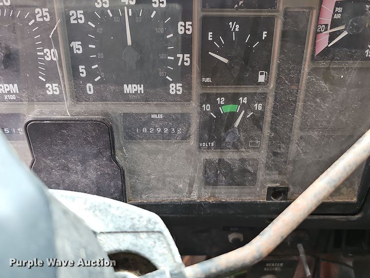 image for item OJ9063 2002 International 4900 dump truck