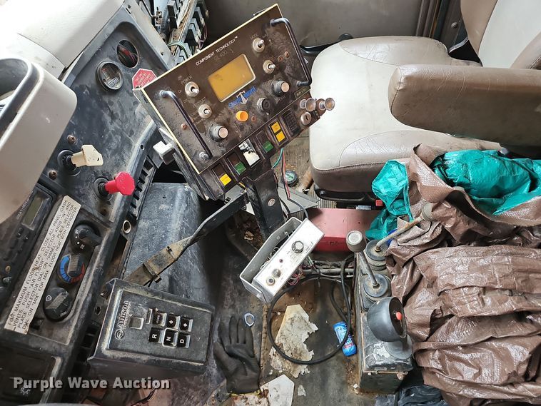 image for item OJ9063 2002 International 4900 dump truck