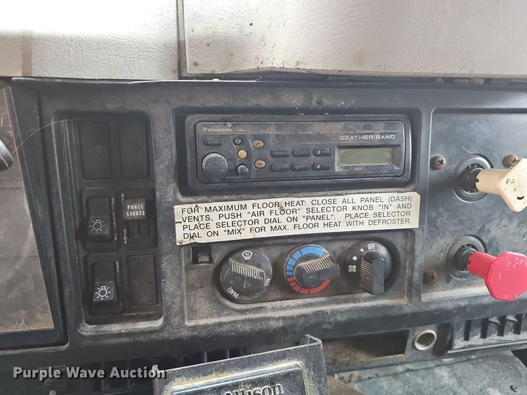 image for item OJ9063 2002 International 4900 dump truck