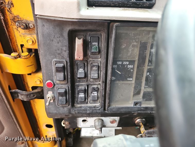 image for item OJ9063 2002 International 4900 dump truck