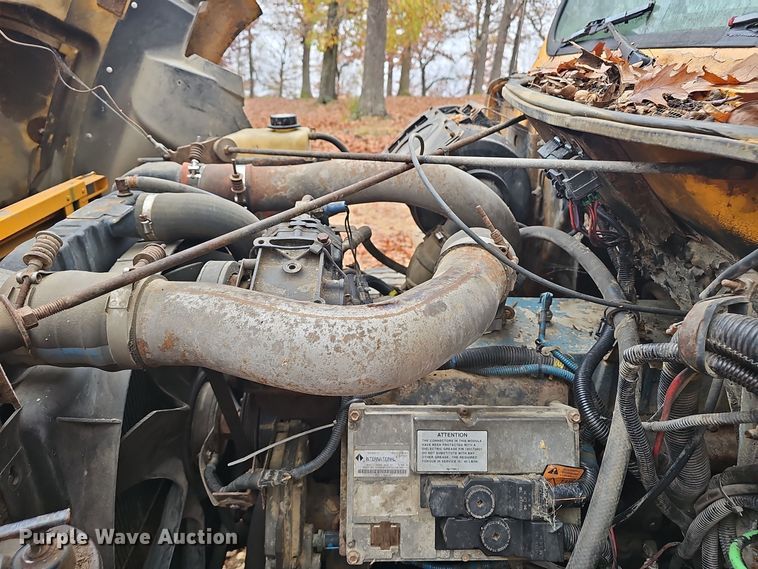 image for item OJ9063 2002 International 4900 dump truck