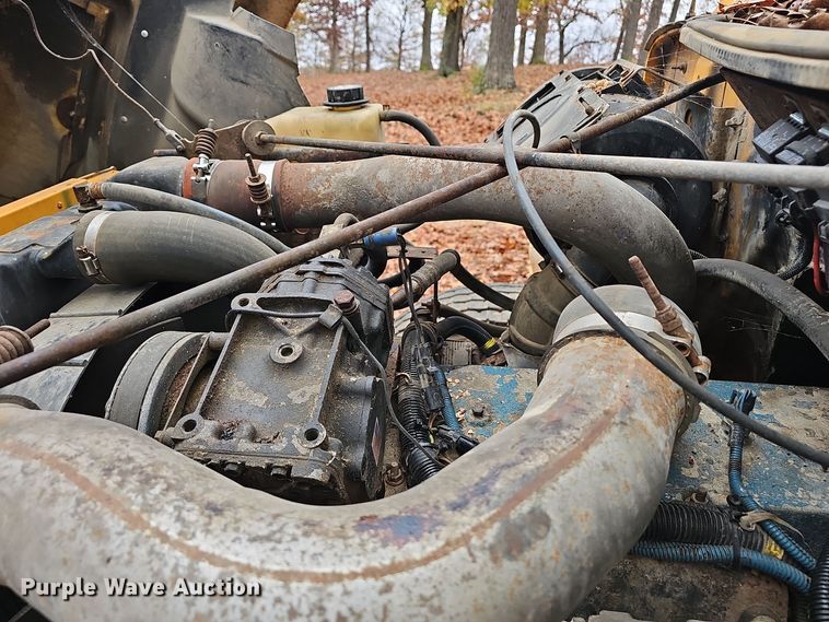 image for item OJ9063 2002 International 4900 dump truck